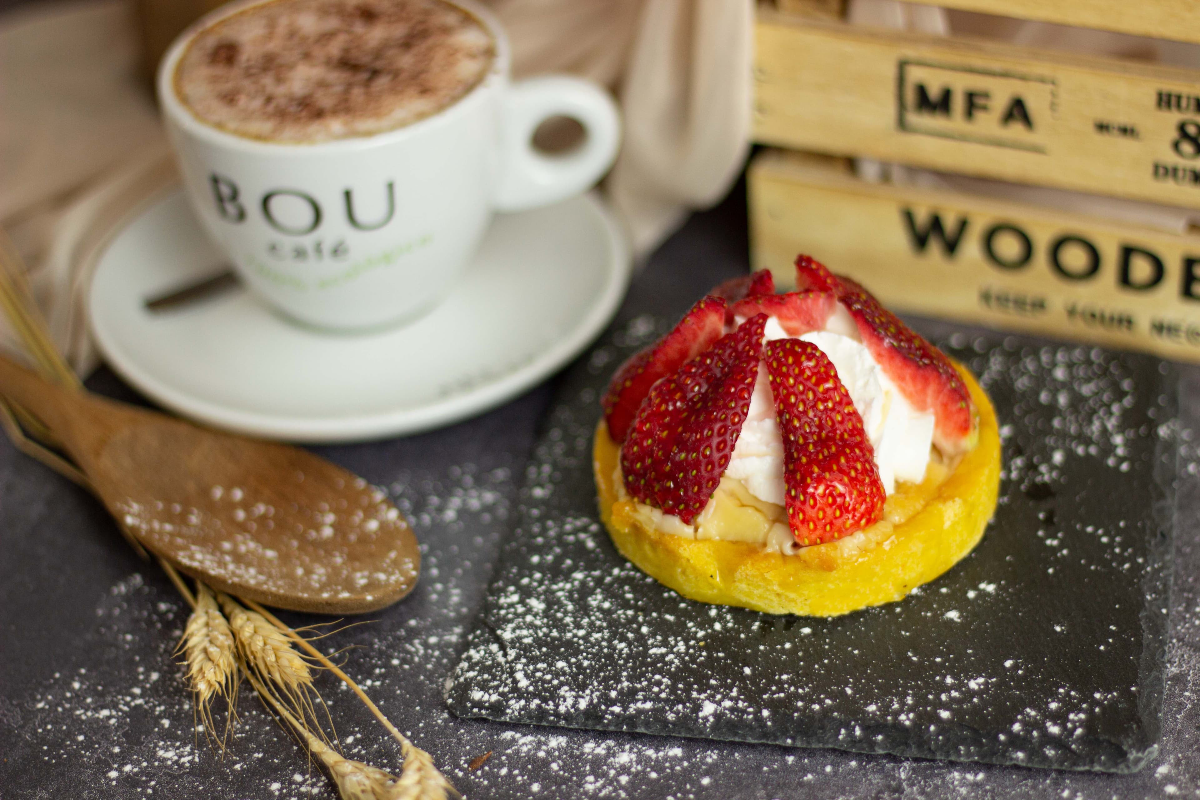 Cafe y dulce de fresa