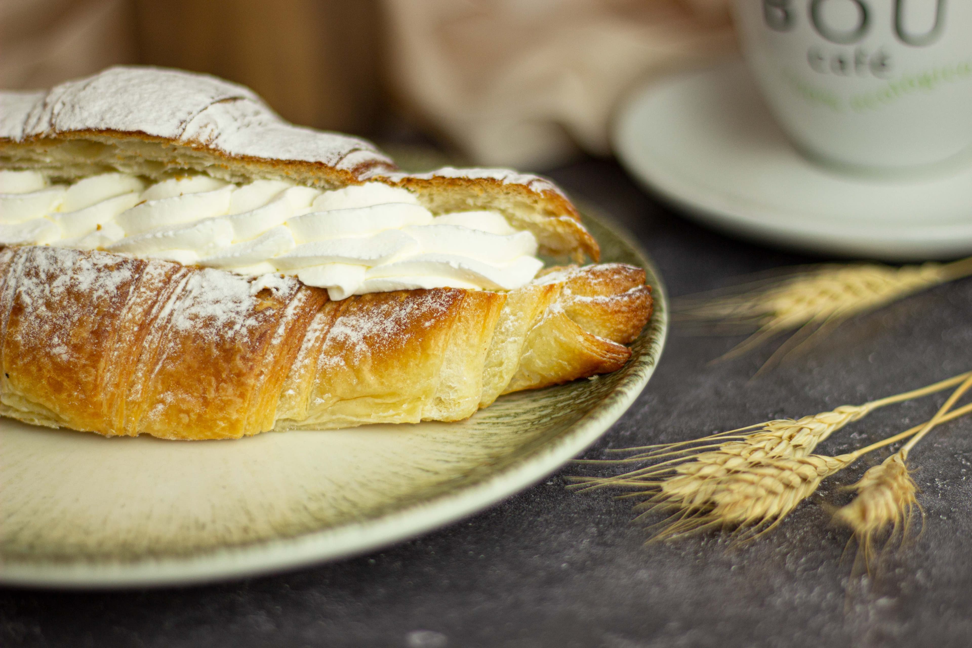 Cafe y dulce de fresa