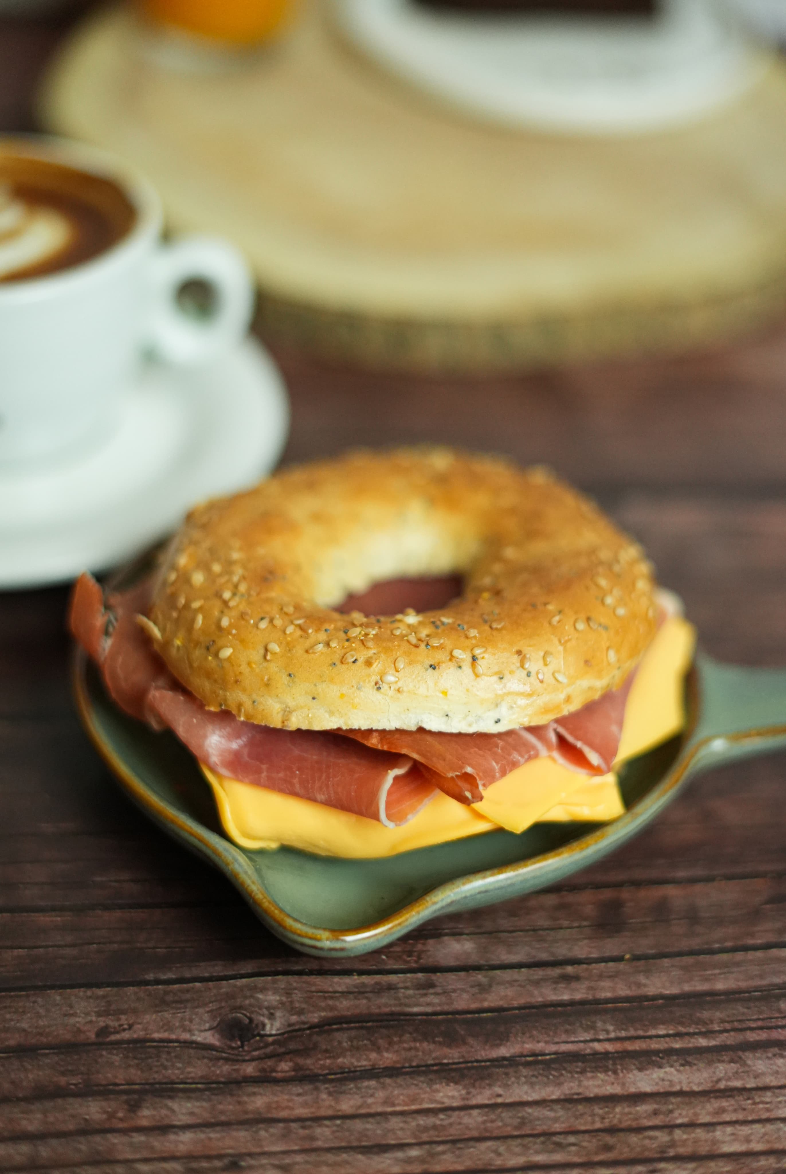 Beagle con jamon serrano y queso amarillo