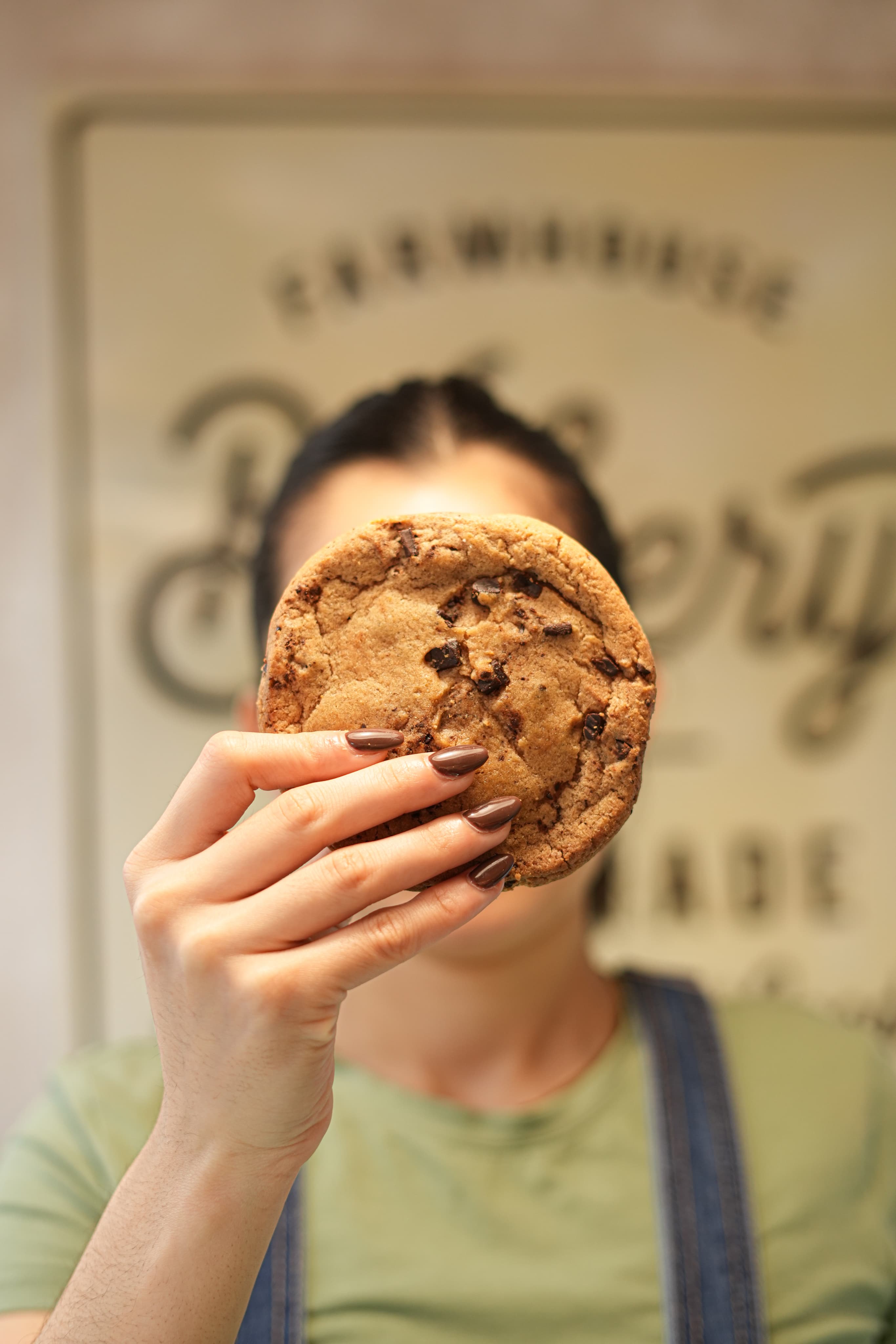 Mano con galleta de chocolate